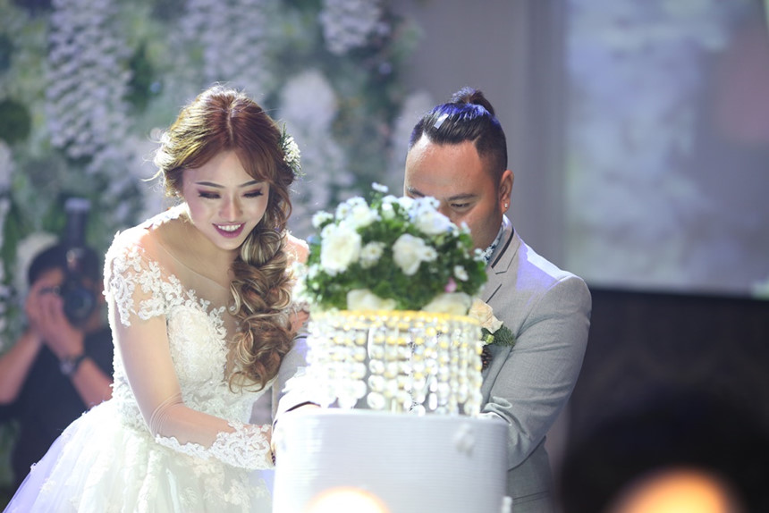 Vinh Râu khóc trong đám cưới khi nghe vợ hát